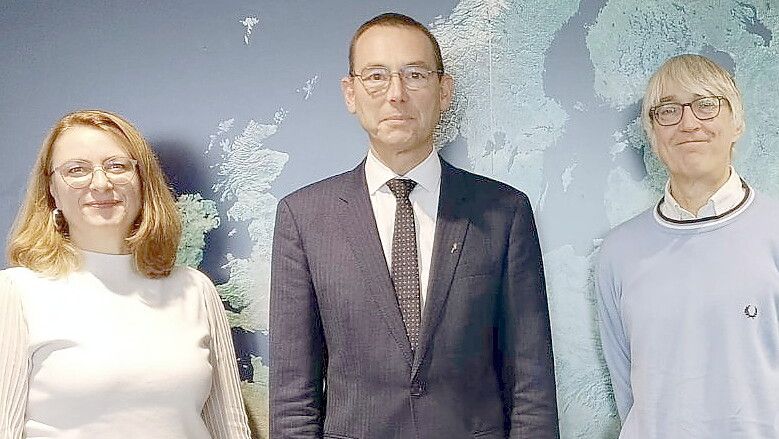 Bei der Amtsübergabe (von links): Katrin Steffens, Detlef Wehrmann und Michel Golibrzuch.Foto: LGLN