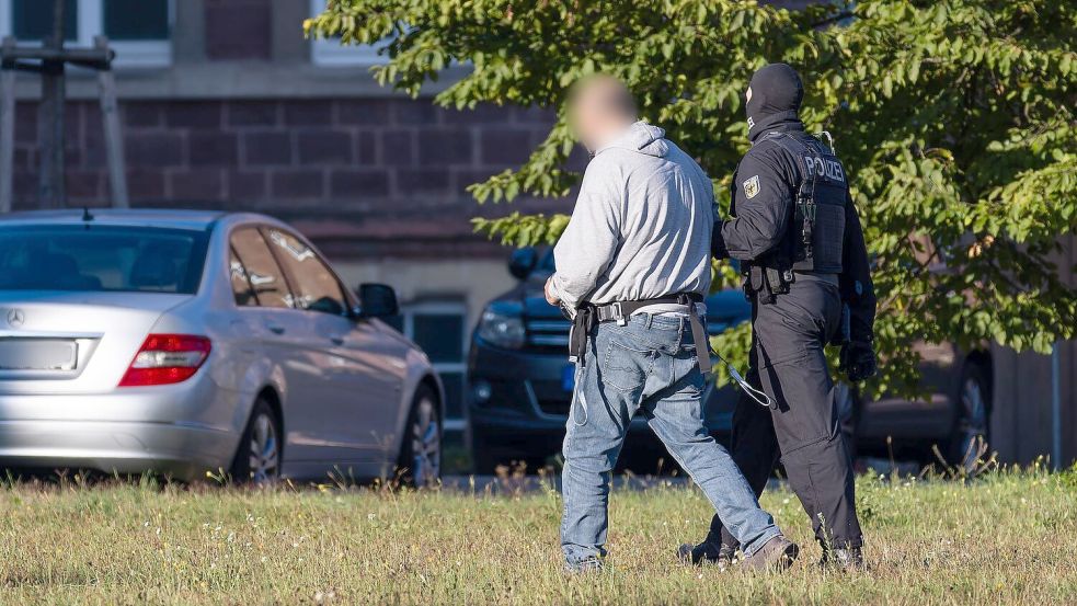 Der Waffenfund in Wien steht im Zusammenhang mit den Ermittlungen zu den Festnahmen in Berlin. (Archivbild) Foto: Philipp von Ditfurth/dpa