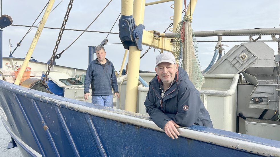 Haben auf ihrer Krabbentour im Wyker Hafen übernachtet: Tamme (links) und Henri haben gerade noch mal die Netze kontrolliert und sind bereit zum Auslaufen. Foto: Susan Müller-Paulsen