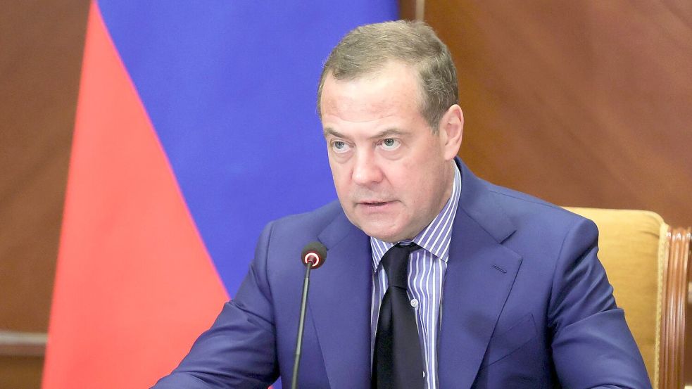 Ex-Präsident Dmitri Medwedew galt eins als liberal, jetzt schlägt er immer wieder besonders scharfe Töne gegenüber dem Westen an. (Archivbild) Foto: Ekaterina Shtukina/Sputnik Pool/