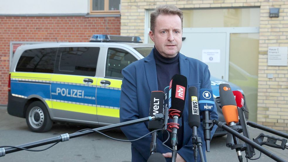 Oberstaatsanwalt Harald Nowack gibt in Rostrock bekannt, worauf viele wochenlang gewartet haben: Im Fakk des achtjährigen Fabian ist ein Haftbefehl ergangen. Foto: Bernd Wüstneck