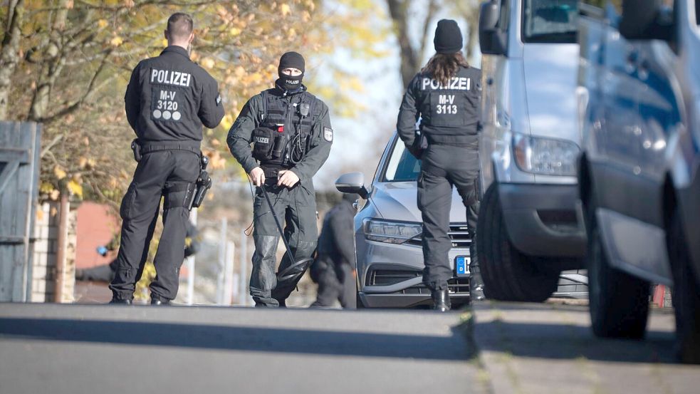 Erneut durchsuchte die Polizei Häuser. Foto: Philip Dulian