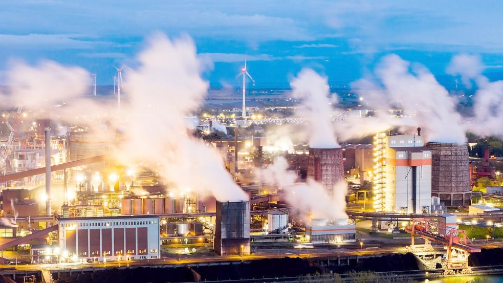 Der CO2-Ausstoß der Industrie belastet das Klima. (Archivbild) Foto: Julian Stratenschulte