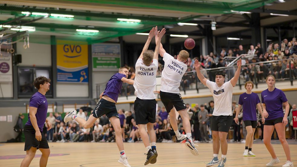 •Das Handballturnier in der Marienhafer Kurt-Knippelmeyer-Halle lebt von Mannschaften mit originellen Namen. Foto: Folkert Bents