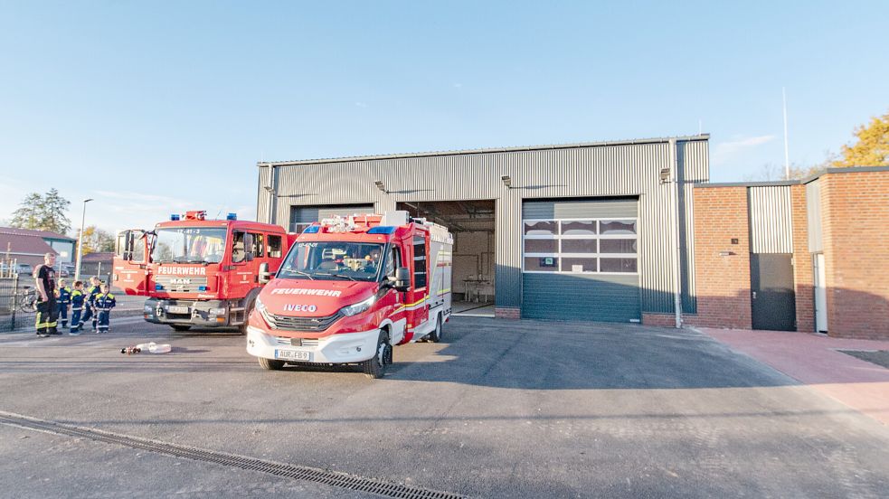In die Halle des neuen Feuerwehrgerätehauses am Adeweg in Osteel passen bis zu drei Fahrzeuge. Foto: Folkert Bents