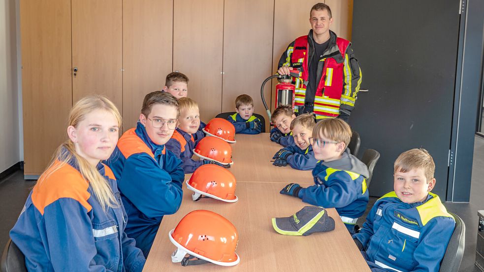 Der Chef der neuen Feuerwehr Brookmerland Nord, Erhard Tammen, mit Mitgliedern der Kinder- und Jugendfeuerwehr. Foto: Folkert Bents
