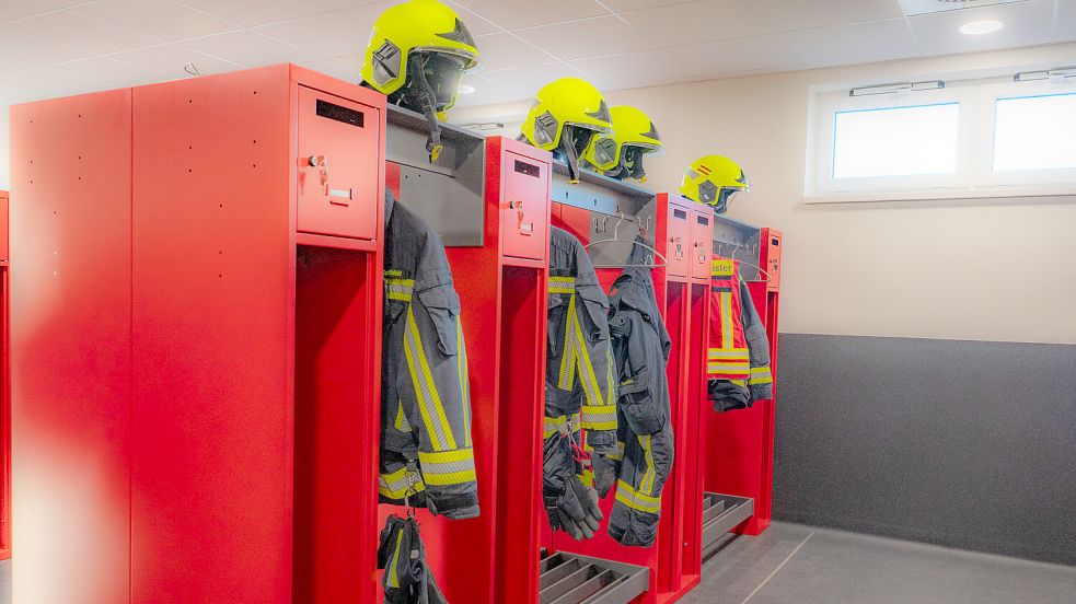 In den Umkleideräumen gibt es 60 geräumige rote Stahlspinde. Foto: Folkert Bents