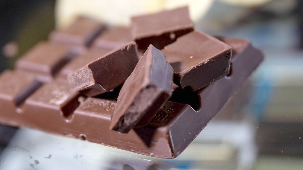 Viele Menschen in Deutschland naschen gern Schokolade - nicht nur abends auf der Couch. (Archivbild) Foto: Hendrik Schmidt