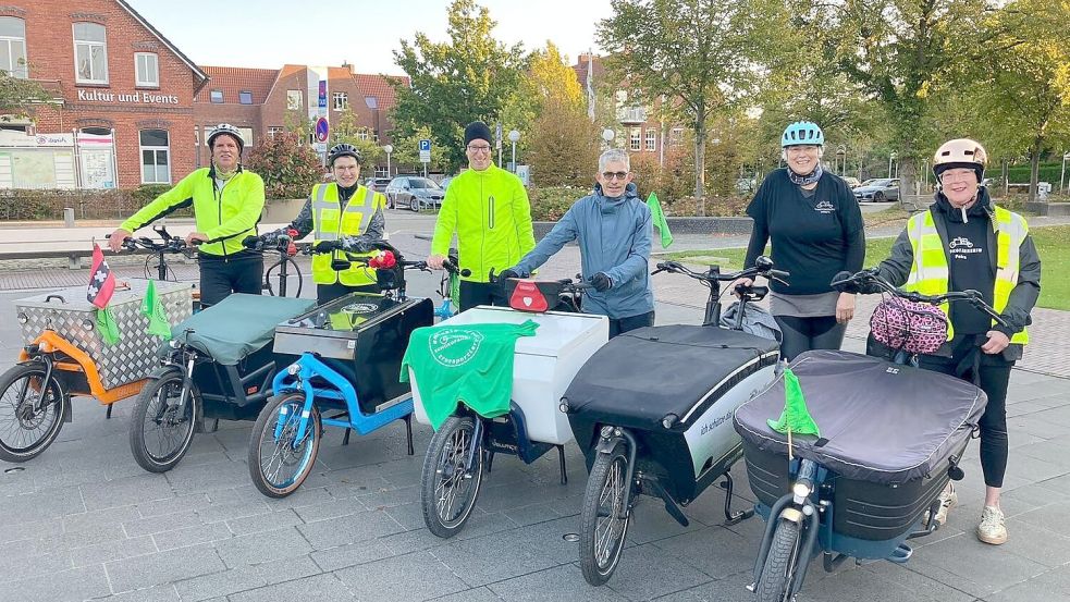 Radeln für faire Schokolade: Anfang Oktober machten sich Helmut Beckmann, Monika Loers, Lothar Harberts, Hartmut Tunder, Kerstin Hinrichs und Petra Spiekermann (von links) auf den Weg nach Amsterdam. Foto: privat
