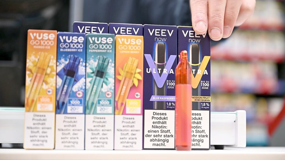 Sie sind bunt designt und haben Geschmacksrichtungen wie „Watermelon Ice“ oder „Classic Mint“: Einweg-E-Zigaretten von Philip Morris (Marke Veev) und British American Tobacco (Vuse). Foto: Wolf von Dewitz/dpa