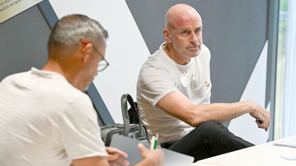 Marco Antwerpen (rechts) und Frank Döpper, ehemalige Trainer des Drittligisten VfL Osnabrück, aufgenommen zu Beginn der mündlichen Verhandlung des DFB-Sportgerichts am DFB-Campus in Frankfurt. Foto: dpa/Arne Dedert
