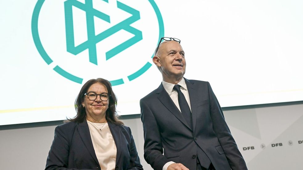 DFB-Spitzenfunktionäre Heike Ullrich und Bernd Neuendorf: großer Schritt für die Frauen-Bundesliga Foto: Arne Dedert