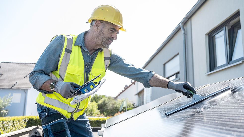 Werden Solaranlagen nicht regelmäßig von Schmutz befreit, dann droht ein finanzieller Verlust, weil weniger Strom erzeugt wird. Foto: Imago/Westend61