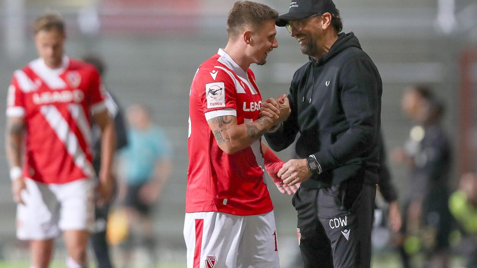 Zwei Akteure mit VfL-Vergangenheit, die im Moment gut lachen haben: Erik Engelhardt (v. li.) und Trainer Claus-Dieter „Pele“ Wollitz. Foto: IMAGO/Jan Huebner