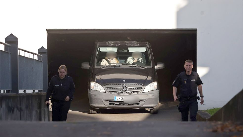 Im Amtsgericht Rostock wurde der Verdächtigen der Haftbefehl verlesen. Danach verließ ein Fahrzeug die Tiefgarage. Foto: Danny Gohlke