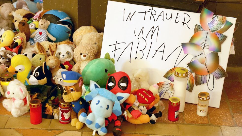 In der Marienkirche in Güstrow erinnern Plüschtiere und Grablichter an den getöteten Fabian. Foto: Bernd Wüstneck