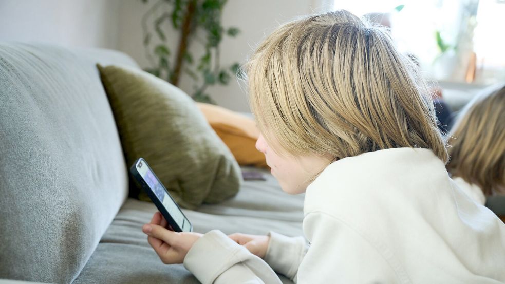 In Dänemark sollen Jugendliche erst mit 15 Zugang zu sozialen Netzwerken erhalten. (Illustration) Foto: Annette Riedl