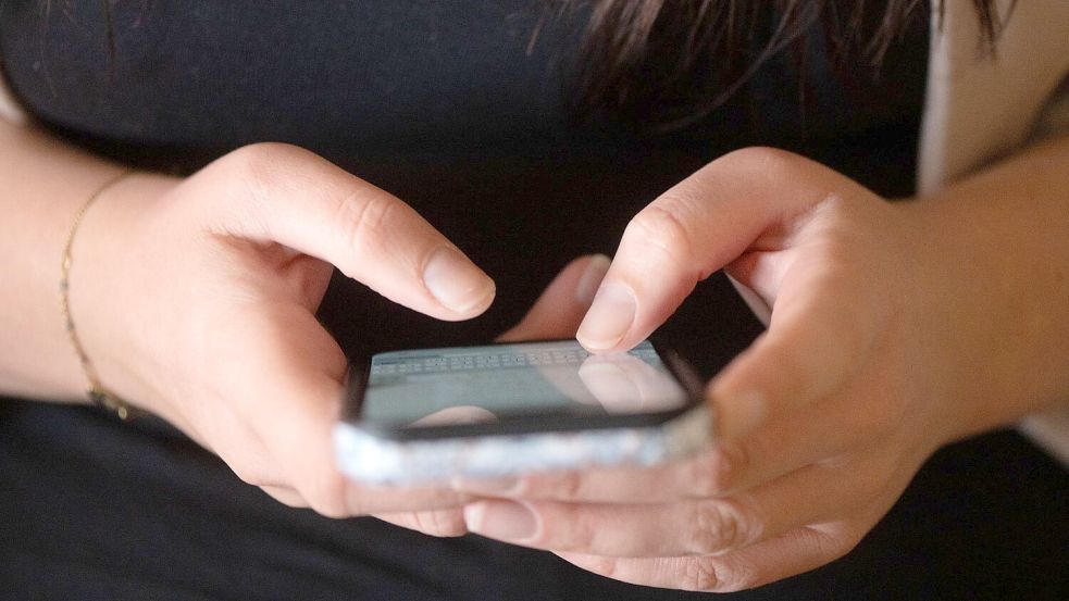 In Deutschland gilt eine solche Social-Media-Beschränkung als umstritten. (Illustration) Foto: Sebastian Kahnert