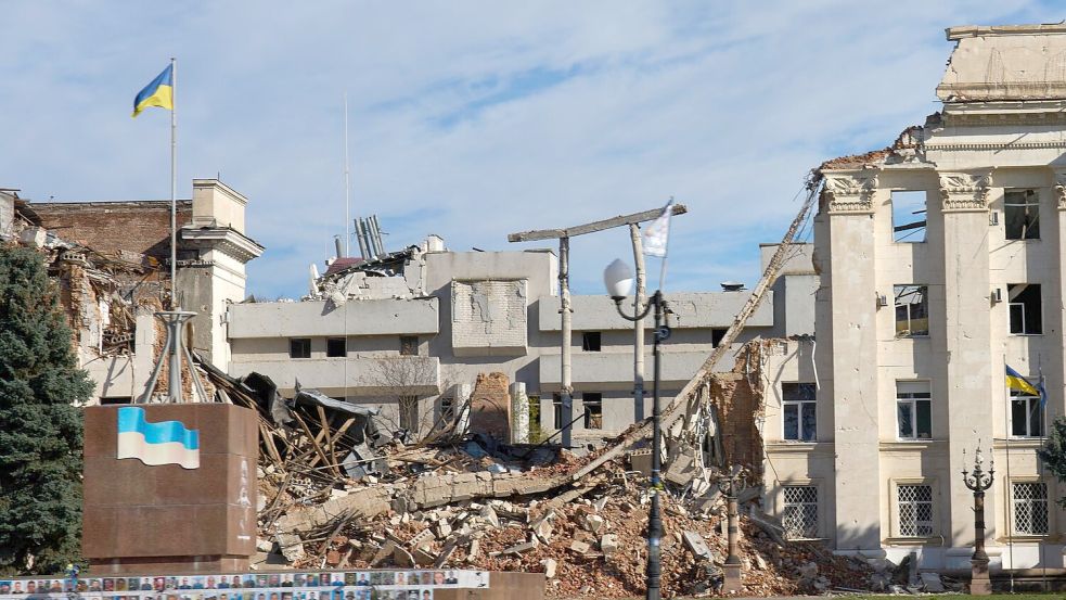 Ständiger russischer Beschuss und Drohnenangriffe gehören im südukrainischen Gebiet Cherson zum traurigen Alltag. (Archivbild) Foto: Efrem Lukatsky/AP/dpa