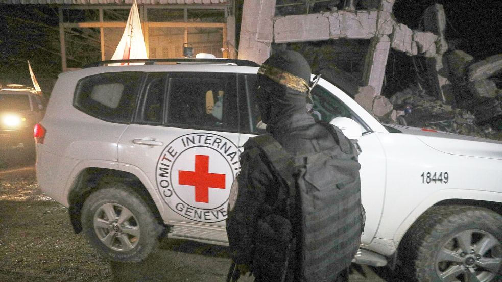 Die Hamas hat dem Roten Kreuz die Leiche einer mutmaßlichen israelischen Geisel übergeben. (Archivbild) Foto: Yousef Al Zanoun/AP/dpa