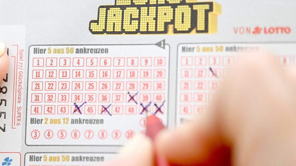 Volltreffer: Auf einem Schein aus Nordrhein-Westfalen sind alle Gewinnzahlen vom Freitag notiert. (Symbolbild) Foto: Bernd Weißbrod