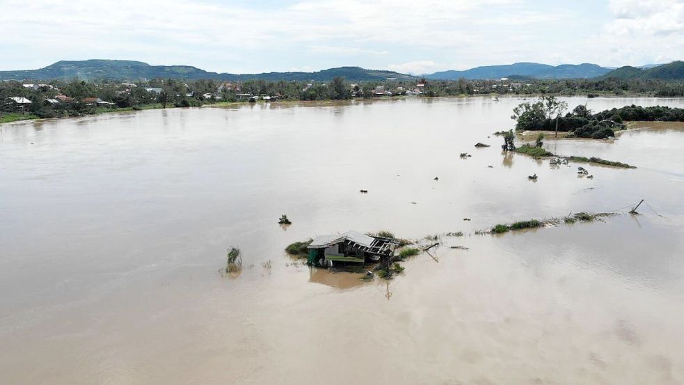 „Kalmaegi“ hatte am Freitag Vietnam erreicht. Foto: Hau Dinh/AP/dpa