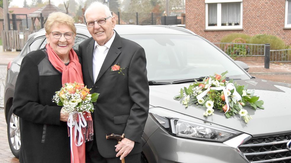 Das Auto, das Antchen Hohenadel-Redenius und Gerd Redenius zum Standesamt brachte, war passend zum Brautstrauß geschmückt. Foto: Thomas Dirks