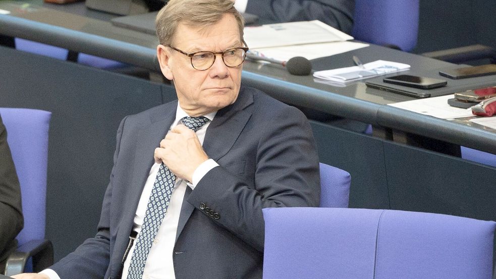 Außenminister Johann Wadephul (CDU) wollte eigentlich per Regierungsflugzeug zu einem Gipfeltreffen nach Kolumbien reisen. Weil es einen Defekt an der Maschine gab, muss er umplanen und zunächst Linie fliegen. (Archivbild) Foto: Alicia Windzio