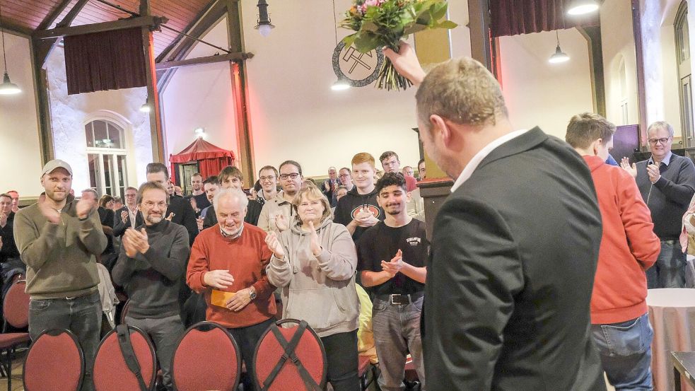 Der Kandidat Robert Alferink ist offiziell gekürt und es gibt Standing Ovations im Piesberger Gesellschaftshaus. Foto: Thomas Osterfeld