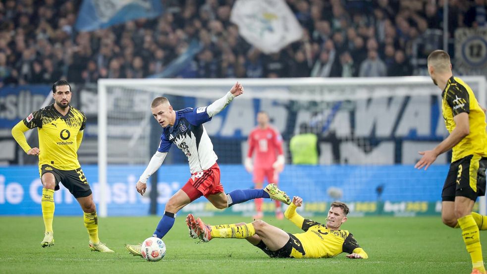 Hamburgs Miro Muheim gewinnt den Zweikampf gegen den Dortmunder Pascal Groß. Foto: Christian Charisius
