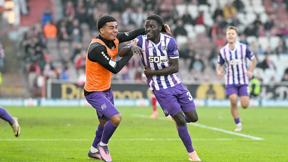 Jubel mit dem Jugendfreund: Ismail Badjie (rechts) feiert mit Kevin Wiethaup sein Tor zum 1:0 für den VfL Osnabrück in Cottbus. Foto: Michael Titgemeyer