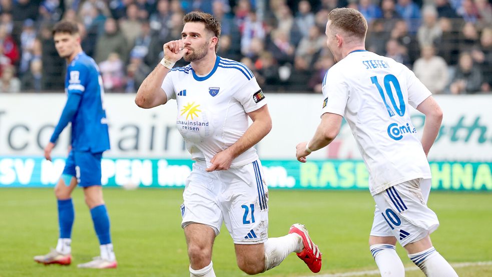 Tido Steffens bejubelt seinen zweiten Treffer und verrät ein Geheimnis. Foto: Doden/Emden