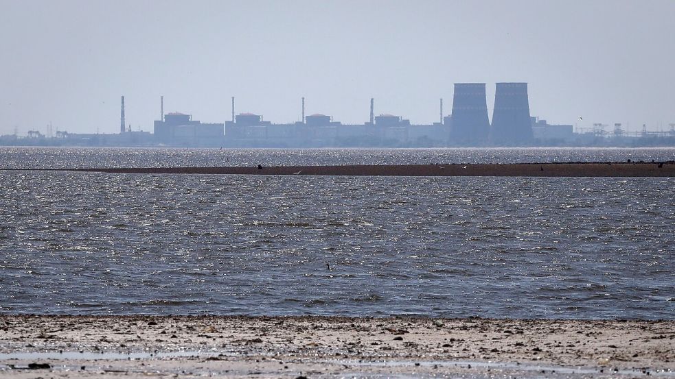 Das von russischen Truppen besetzte Atomkraftwerk Saporischschja ist wieder mit dem ukrainischen Stromnetz verbunden. (Archivbild) Foto: Kateryna Klochko/AP/dpa