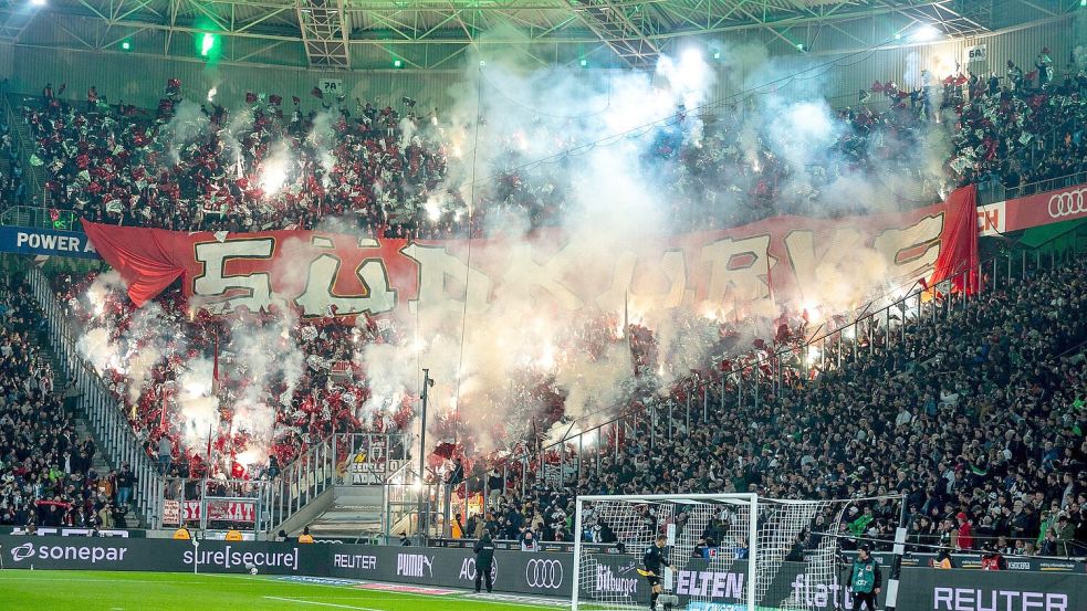 Derbyszimmung im Borussia-Park. Foto: David Inderlied