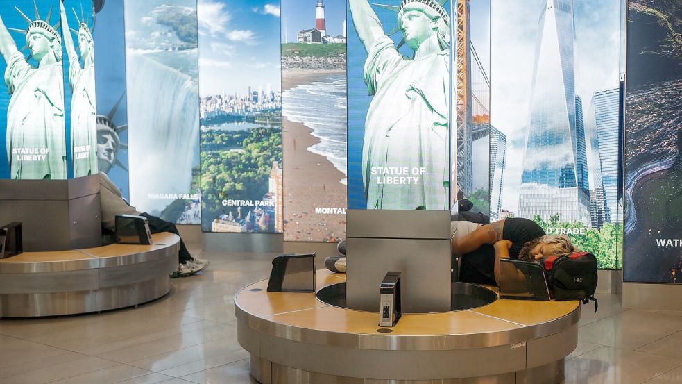 An vielen Flughäfen in den USA müssen Reisende sich auf lange Wartezeiten einstellen - so wie hier am LaGuardia International Airport in New York. Foto: Olga Fedorova/FR172242 AP/AP/dpa