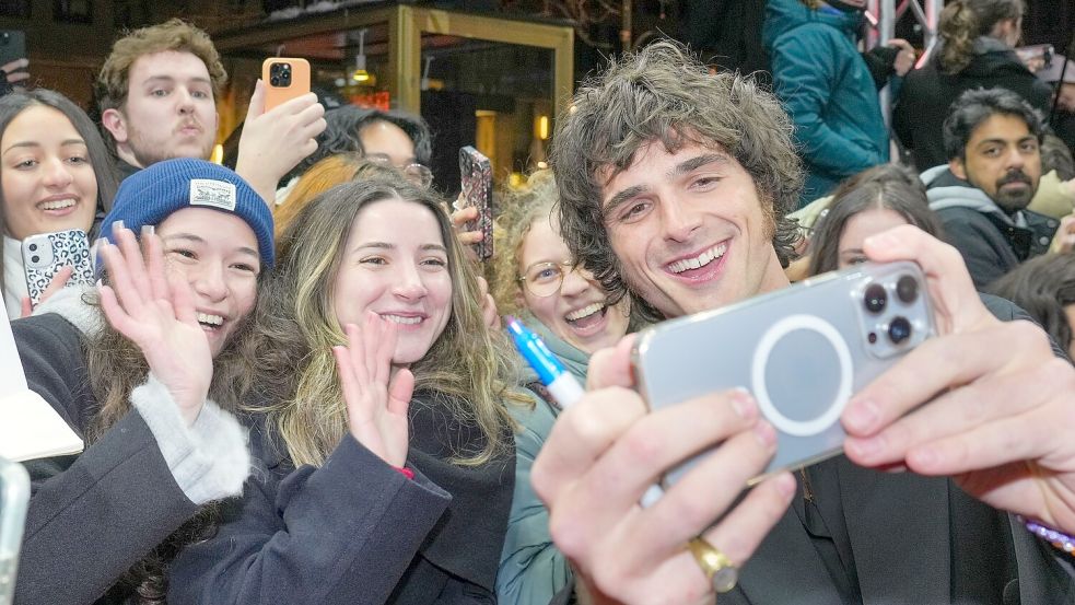 Nahbar, lieb, süüüüß: Schauspieler Jacob Elordi macht auch mal Selfies mit Fans. (Archivbild) Foto: Soeren Stache
