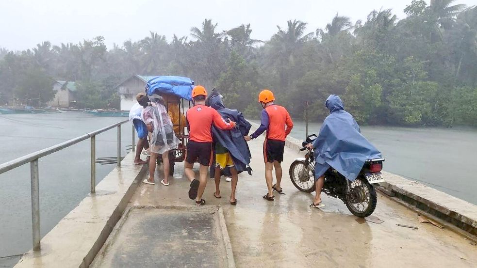 Auf der Flucht vor Supertaifun „Fung-Wong“ haben fast eine Million Bewohner der Philippinen ihre Häuser verlassen müssen. Foto: Uncredited/PHILIPPINE COAST GUAR