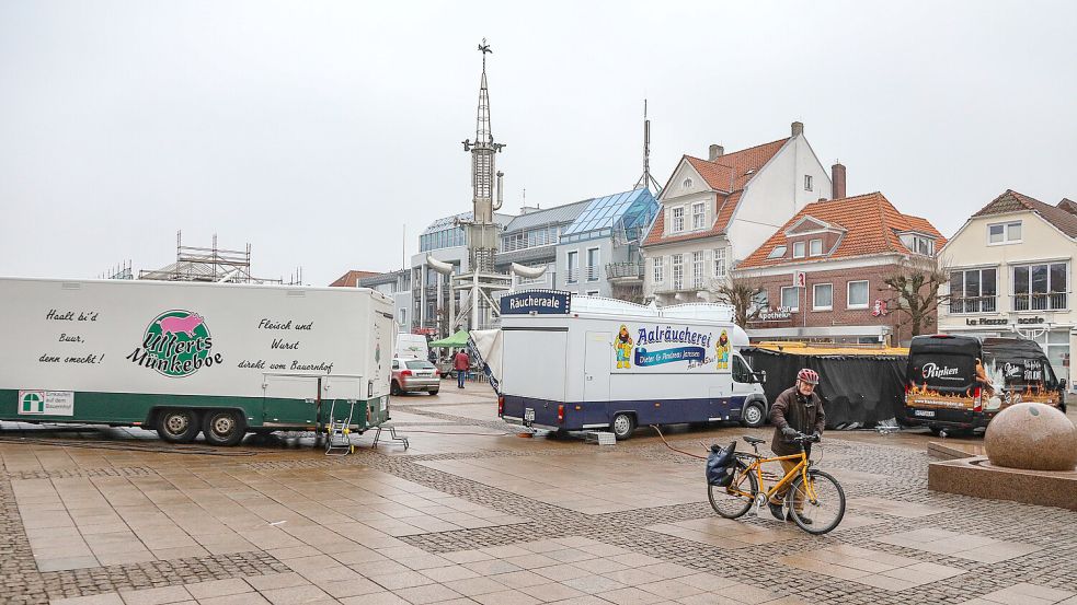 Im Winter rücken die Beschicker des Auricher Wochenmarktes enger zusammen. Da bleibt viel Luft auf dem Marktplatz. Foto: Romuald Banik