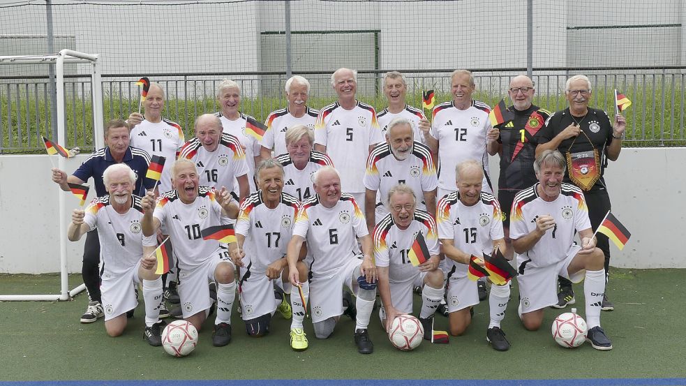Die deutsche Ü75-Seniorenmannschaft gewann bei der inoffiziellen Weltmeisterschaft in Japan das Endspiel gegen England. Zur siegreichen Mannschaft gehören: Heinz-Bernd Freund (Unten von links), Hans Poelmann, Mladen Kranjcina, Bernd Troschitz, Heino Lange, Paul Kantsch, Hermann Jungsthöfel.. Trainer Marek Wanik (Zweite Reihe von links), Günter Christmann, Günter Zaborowski, Klaus Wolf. Erhard Detels (Obere Reihe von links), Reimer de Buhr, Betreuer Emke Emken, Rudolf Meyer, Detlef Jopp, Eckhard Wessel, Roland Zahn, Betreuer Friedemann Petzke. Foto: privat