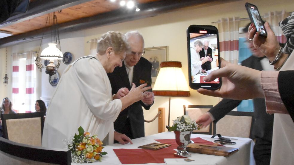 Der Moment, in dem Gerd Redenius seiner Frau Antchen den Ehering ansteckte, wurde vielfach im Bild festgehalten. Foto: Thomas Dirks