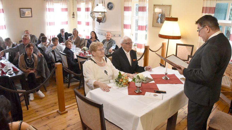 Brookmerlands Standesbeamter Thorsten Donker traute das Paar in der Upkamer von Störtebekers Teestube. Foto: Thomas Dirks