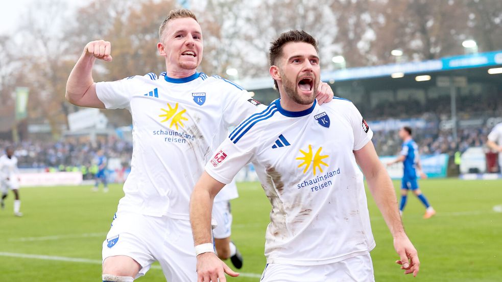 Tobias Steffen (links) und Tido Steffens jubeln nach dem zweiten Treffer. Fotos: Doden/Emden