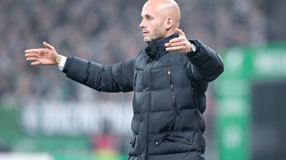 Nur zehn Bundesliga-Spiele im Amt: Paul Simonis kam erst zu Saisonbeginn zum VfL Wolfsburg. Foto: IMAGO/osnapix