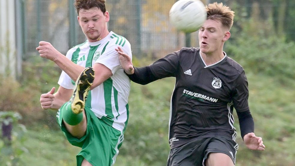 Leitete die Wende ein: Julian Rossberg (links) traf für den TuS Eintracht Rulle doppelt im Derby gegen SF Lechtingen. Foto: Helmut Kemme