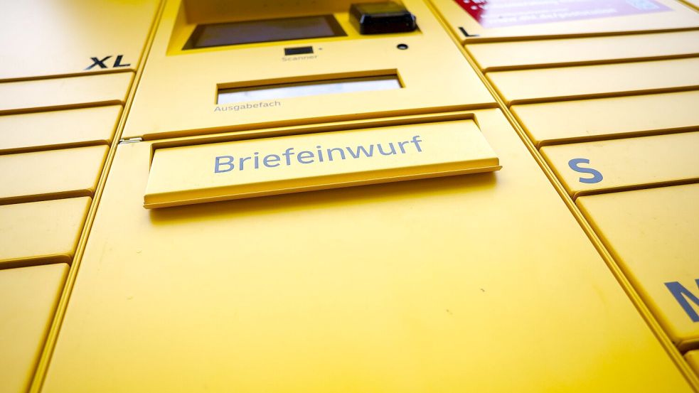 Die Deutsche Post setzt im großen Stil auf Automaten, um in manchen Dörfern und Städten keine Filialen mit Menschen mehr betreiben zu müssen. Foto: dpa/Thomas Banneyer