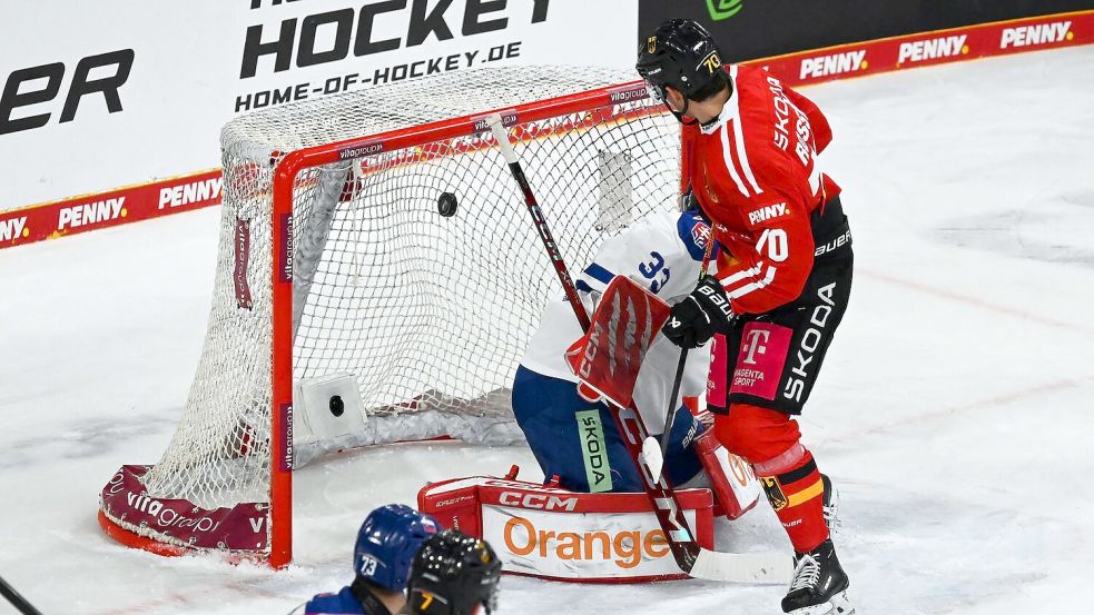 Bremerhavens Roßmy erzielte das zweite deutsche Tor Foto: Markus Lenhardt