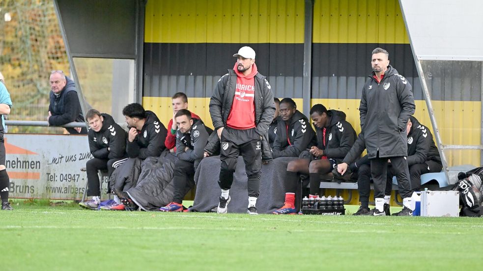Skeptische Blick auf der Auricher Trainerbank. SpVg-Trainer Daniel Franzsikus sprach nach der Derbyniederlage von einem der schlechtesten Spiele der SpVg in der laufenden Saison. Foto: Jens Doden (Blomberg)
