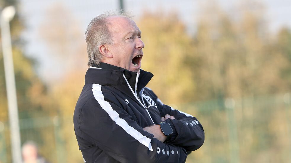 Der Moordorfer Trainer Andreas Ysker freute sich über das 1:1 gegen Tabellenführer Ihlow.Foto: Helmut Vortanz