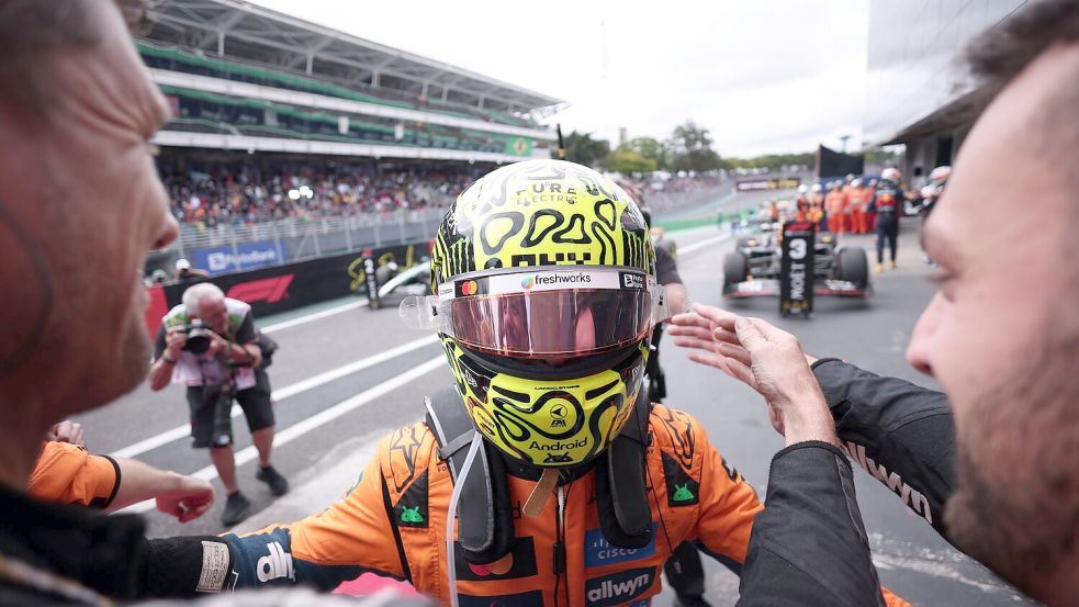 Norris feiert den Sieg mit seinem Team. Foto: Ettore Chiereguini/AP/dpa