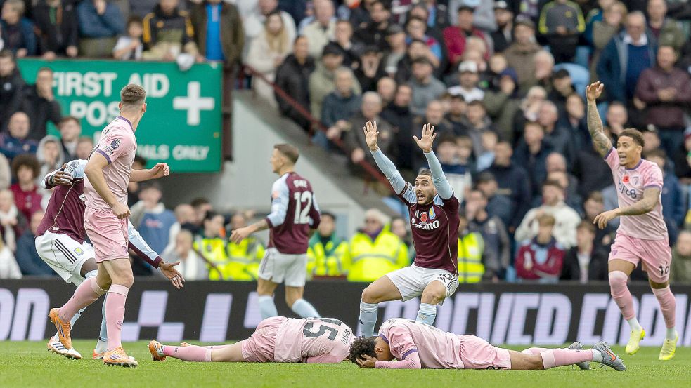 Die beiden Bournmouth-Spieler Tyler Adams und Adam Smith liegen nach einem Zusammenprall auf dem Boden. Foto: IMAGO/Pro Sports Images